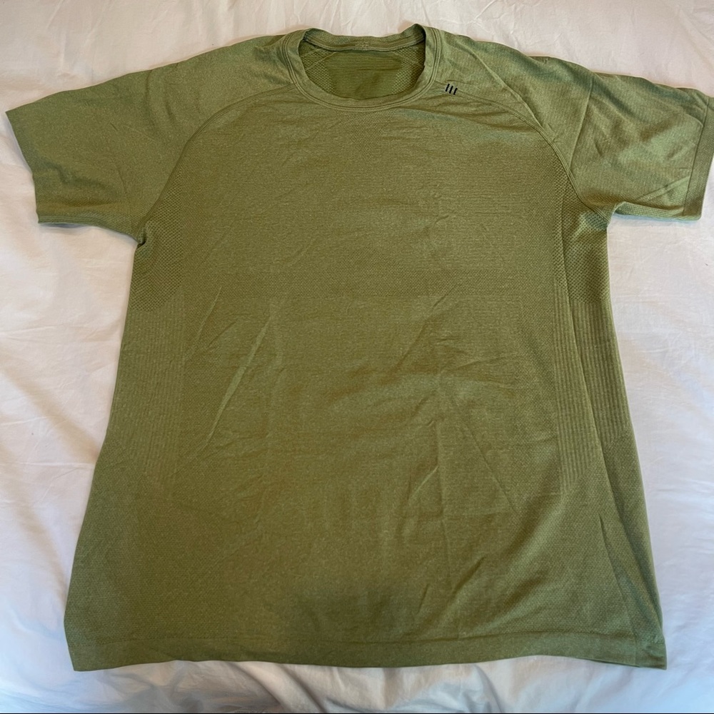 Lululemon Men’s Metal Vent Tech Short Sleeve Workout Shirt
- Large